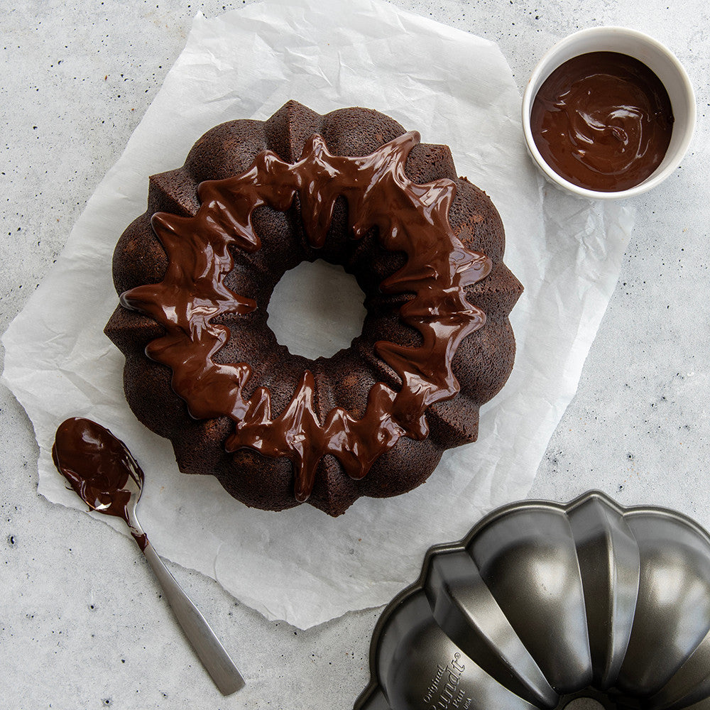 Moule à gâteau Bundt Original Graphite    - Nordic Ware - Moule à gâteaux -  - La Guilde Culinaire