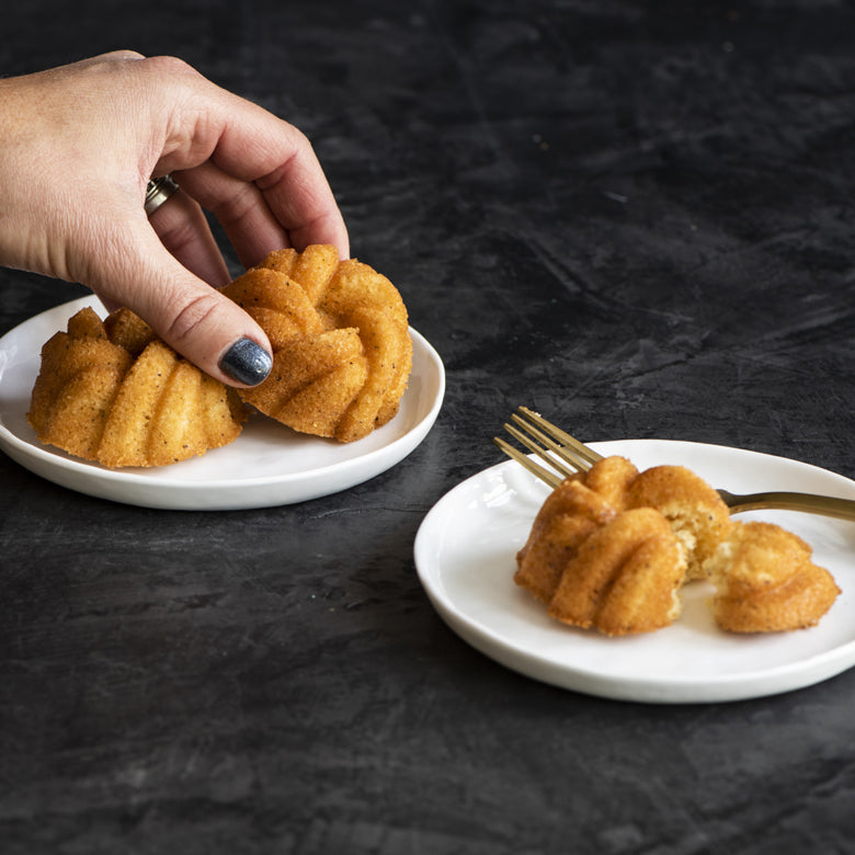 Moule à gâteau 12 mini Bundt torsadés Gold    - Nordic Ware - Moule à gâteaux -  - La Guilde Culinaire