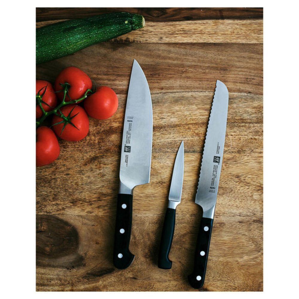 ZWILLING Pro Couteau universel 13 cm, Tranchant en dents de scie inversées *    - Zwilling - Couteau -  - La Guilde Culinaire