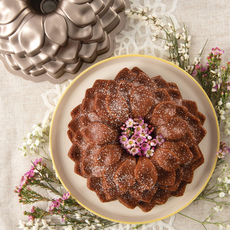 Moule à gâteau Bundt Blossom pétales de fleur Toffee    - Nordic Ware - Moule à gâteaux -  - La Guilde Culinaire