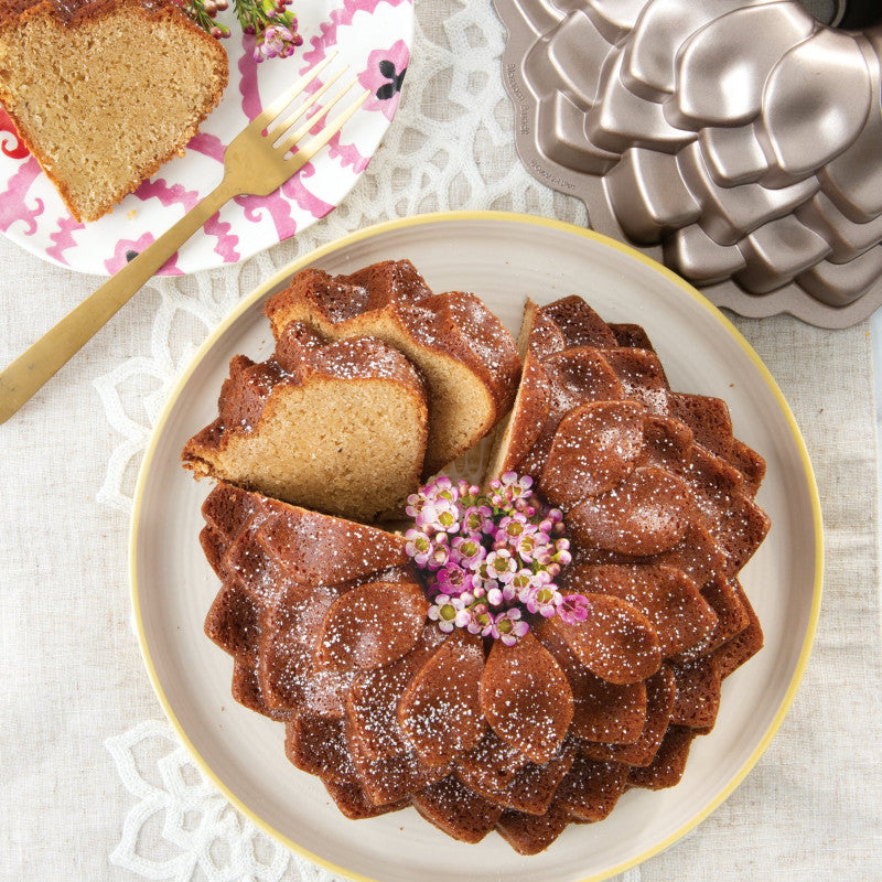 Moule à gâteau Bundt Blossom pétales de fleur Toffee    - Nordic Ware - Moule à gâteaux -  - La Guilde Culinaire