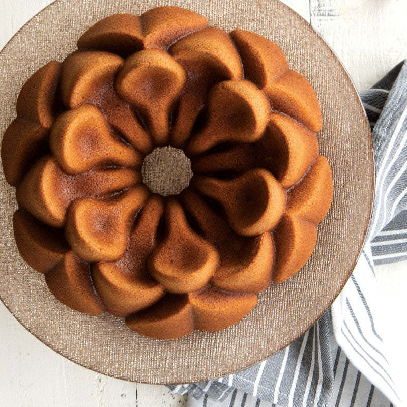 Moule à gâteau Bundt Magnolia Toffee    - Nordic Ware - Moule à gâteaux -  - La Guilde Culinaire