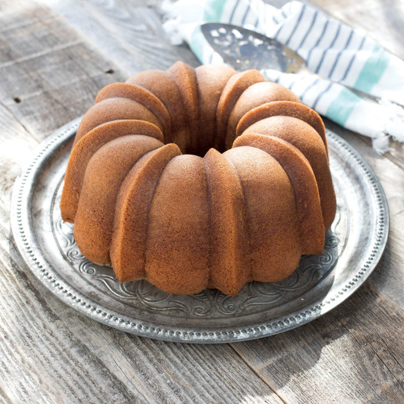 Moule à gâteau Bundt Original Gold avec poignées    - Nordic Ware - Moule à gâteaux -  - La Guilde Culinaire