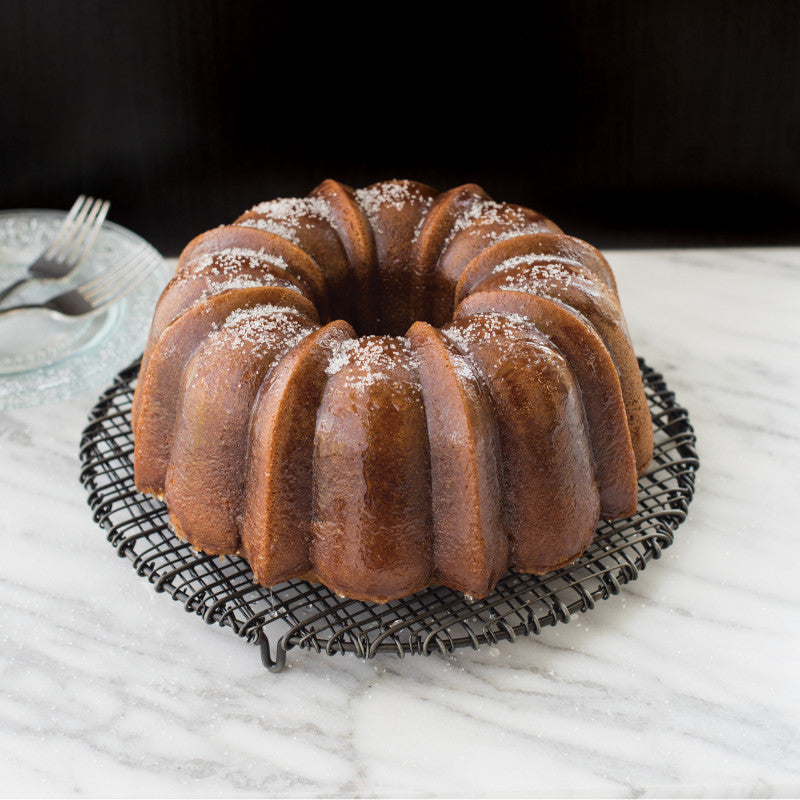 Moule à gâteau Bundt Original Gold avec poignées    - Nordic Ware - Moule à gâteaux -  - La Guilde Culinaire