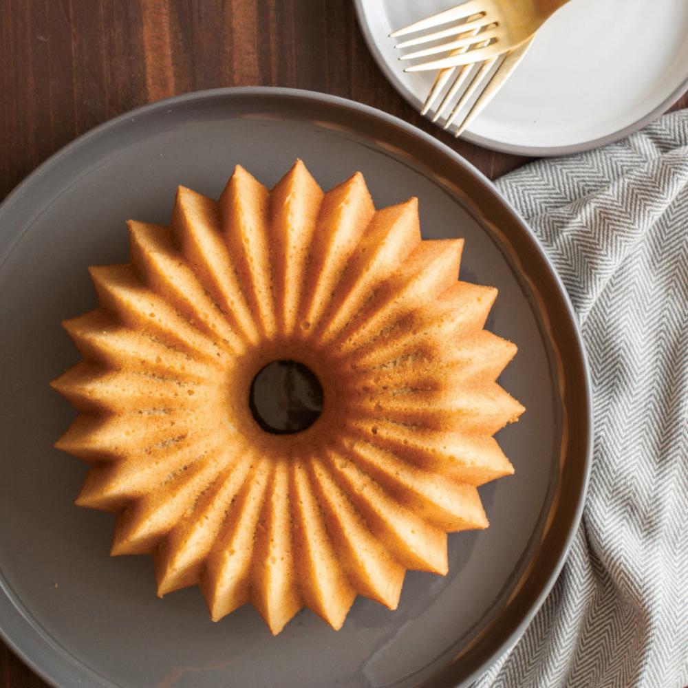 Petit moule à gâteau Bundt Brilliance Gold    - Nordic Ware - Moule à gâteaux -  - La Guilde Culinaire